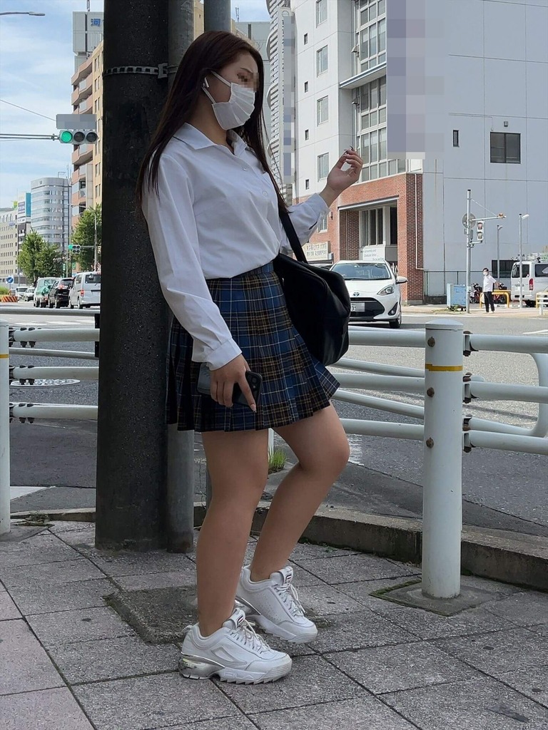 街中で制服女子高生を見かけたらどこを見る？