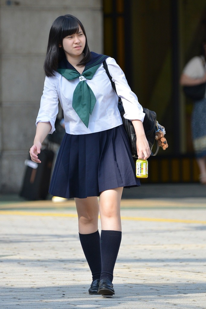 食欲の秋に相応しい美味しそうなミニスカ女子高生の太もも