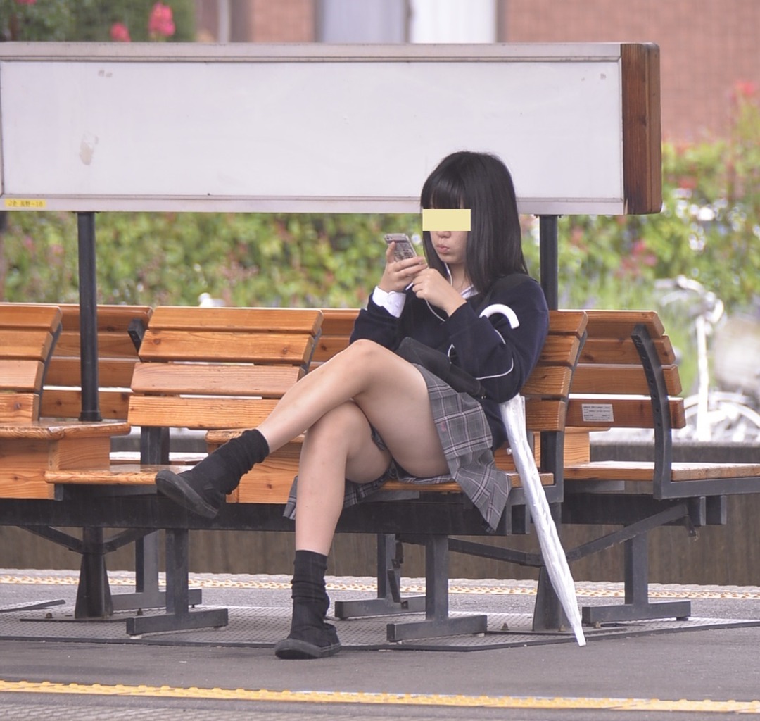 女子高生が足組みしてるだけなのにどスケベすぎる日常風景