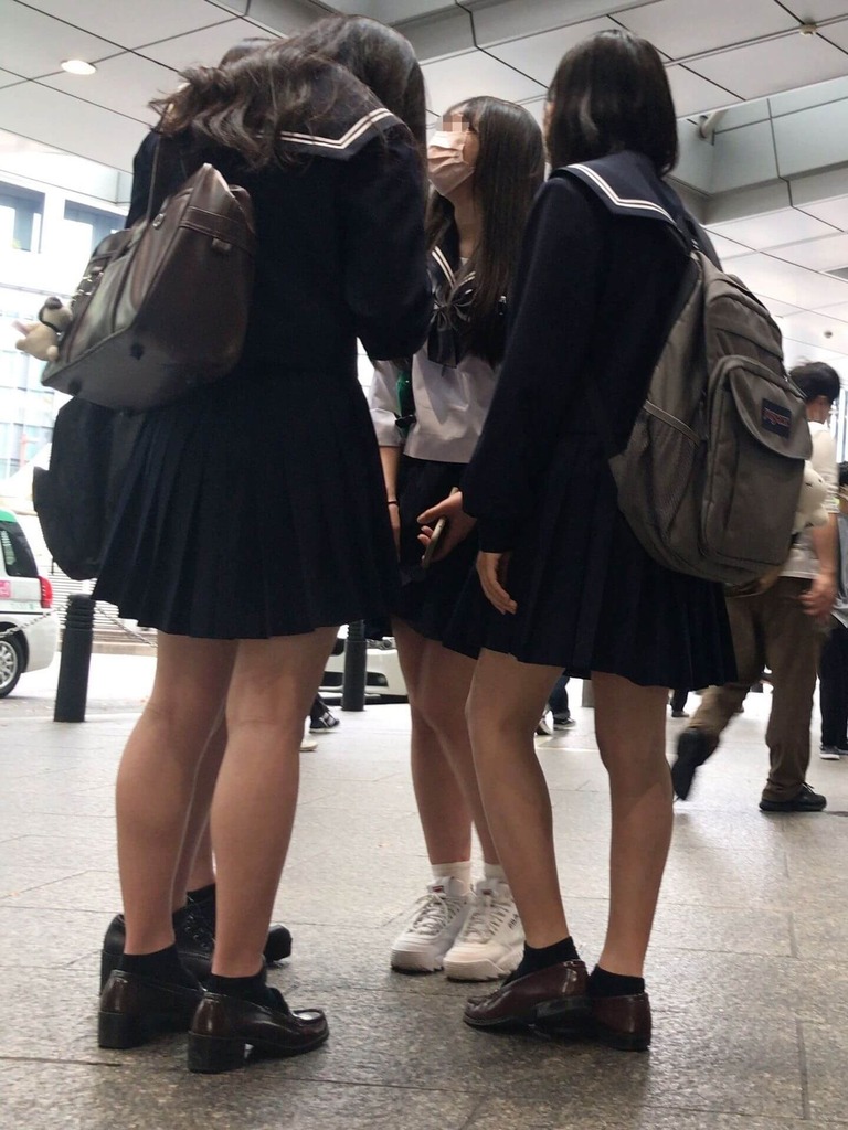 遠くに女子高生を発見したらスマホのズーム機能を強化してほしいと思う