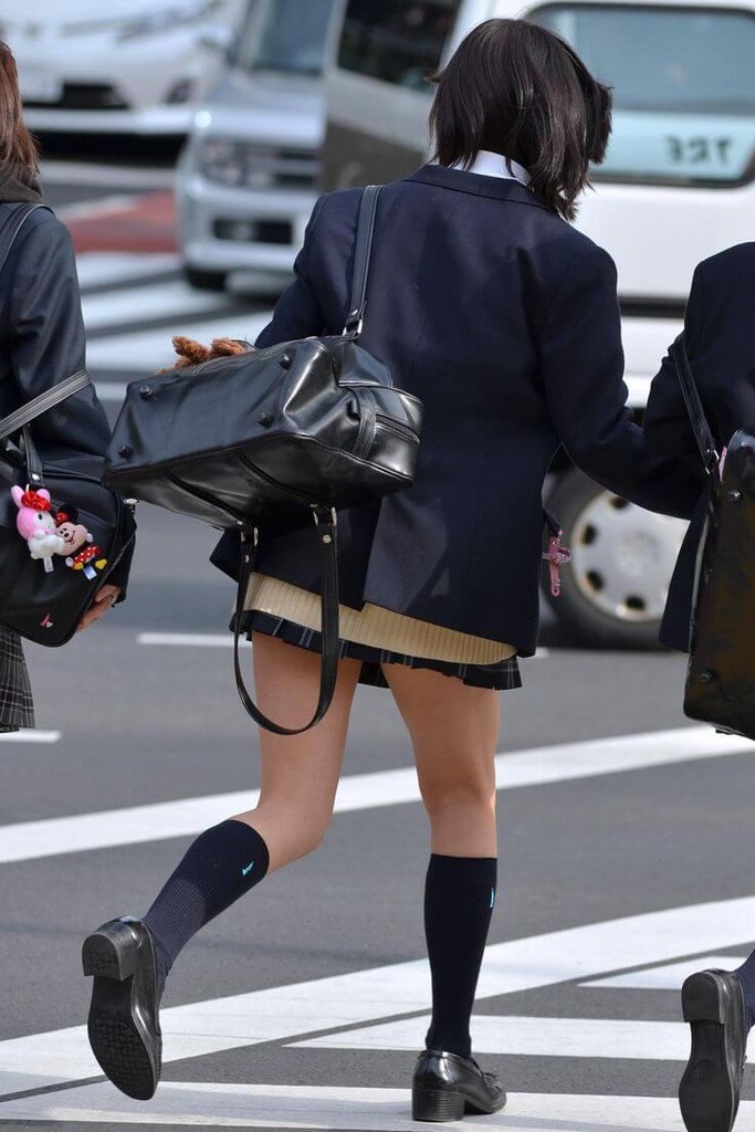 卒業したJKの使用済み制服を買うようなマネはするなよ....