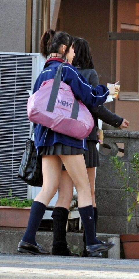 好きな時に女子高生の生脚ムチムチ太ももが見れる良い時代だぜ！