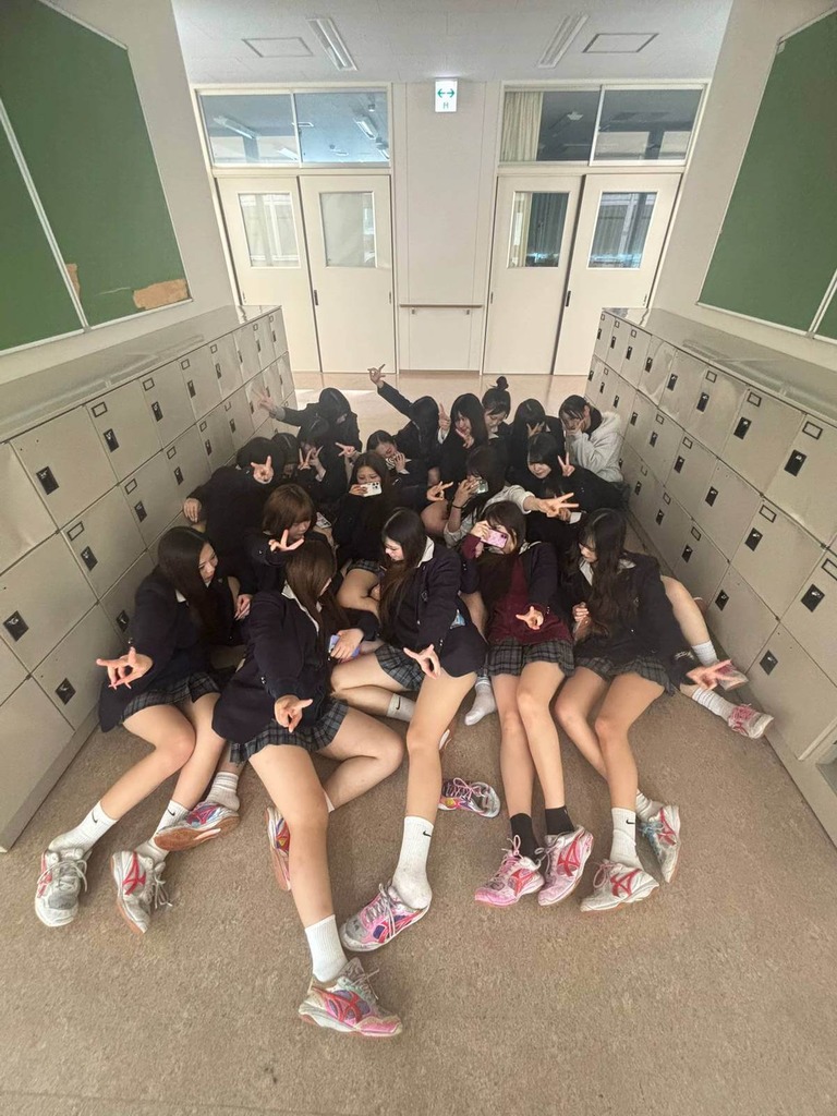 人生一度でいいから制服女子高生に囲まれてハーレムを作りたい❤️