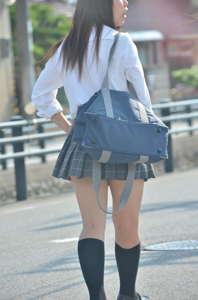 いい匂いの女子高生の背後に立って我慢できる自信がない....