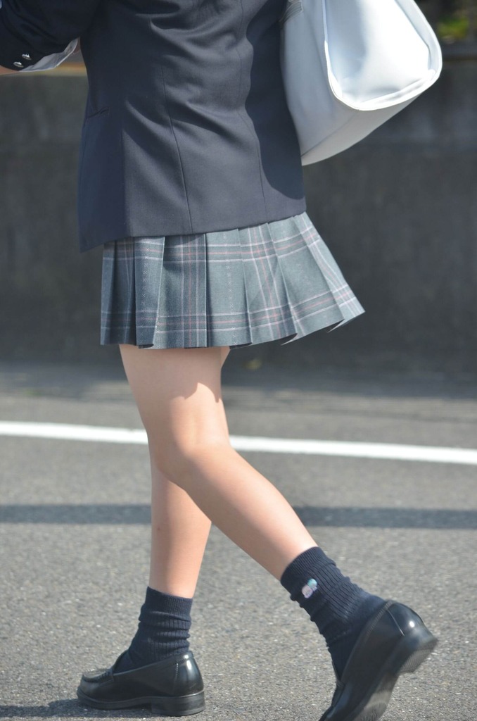 【画像】新学期が始まって新世代女子高生の太ももが増えて嬉しいよなwww