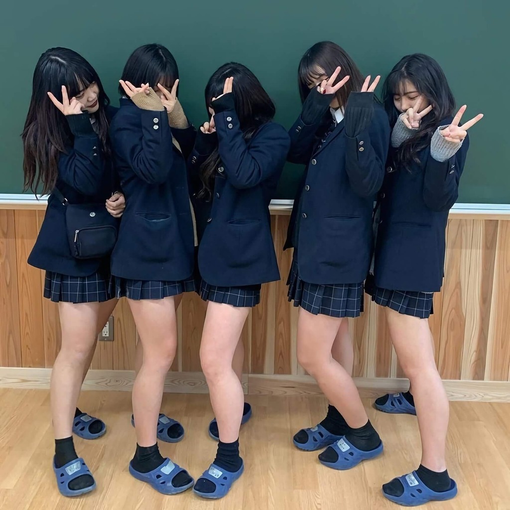 たくさんのミニスカJKに囲まれながら昇天したいww