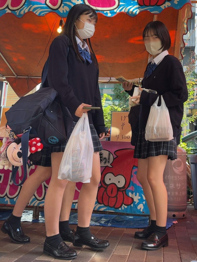 【画像】街中で女子高生と遭遇しても観察するだけにしろよwww