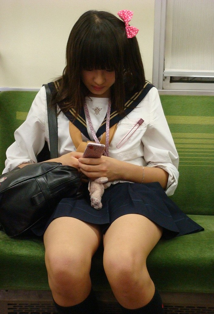 閉ざされた電車内で目の前にムチムチ太もも女子高生が現れたら我慢できるわけないww