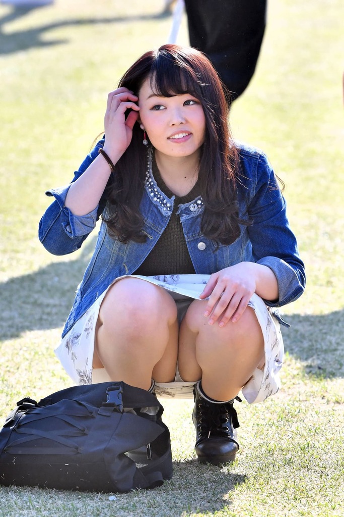 公園では無防備になっちゃう私服女子高生のパンチラが撮り放題❤️