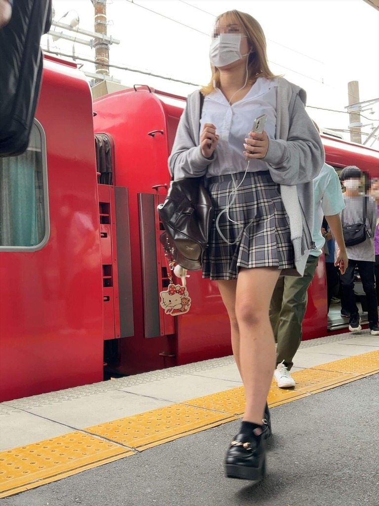 【画像】街中に大勢の人がいても女子高生だけは見逃さないよなwww