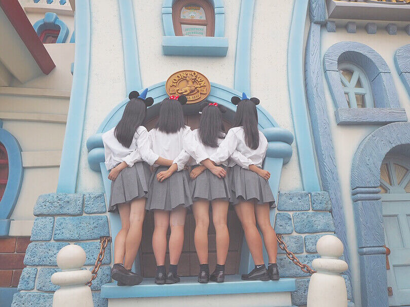 JKホイホイ化してる夢の国ではしゃいでいる女子高生写真