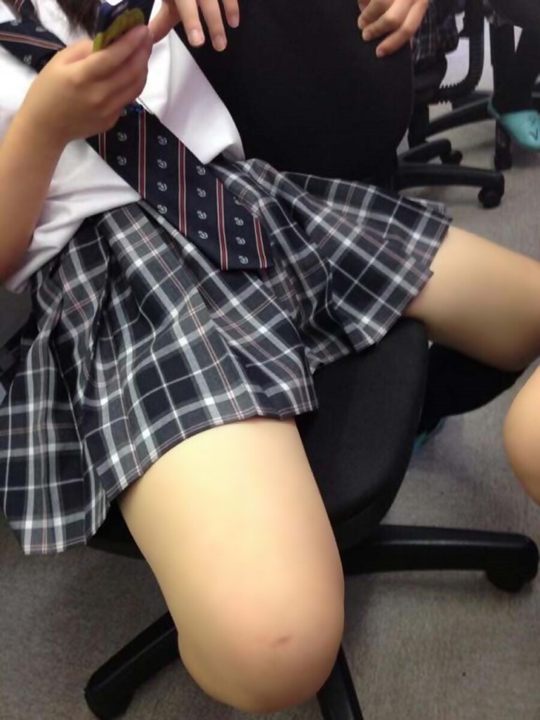 どんな状況でもチラ見してしまう女子高生のムチムチ太もも