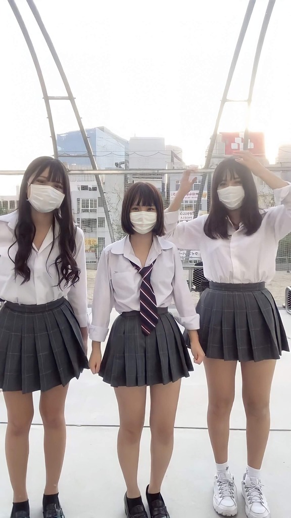 こんなにたくさんの女子高生に囲まれただけで精液発射してしまうww