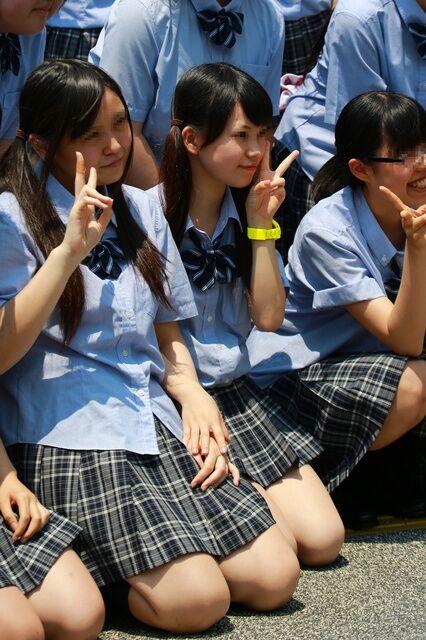 友達とワイワイはしゃいでいる女子高生集合写真