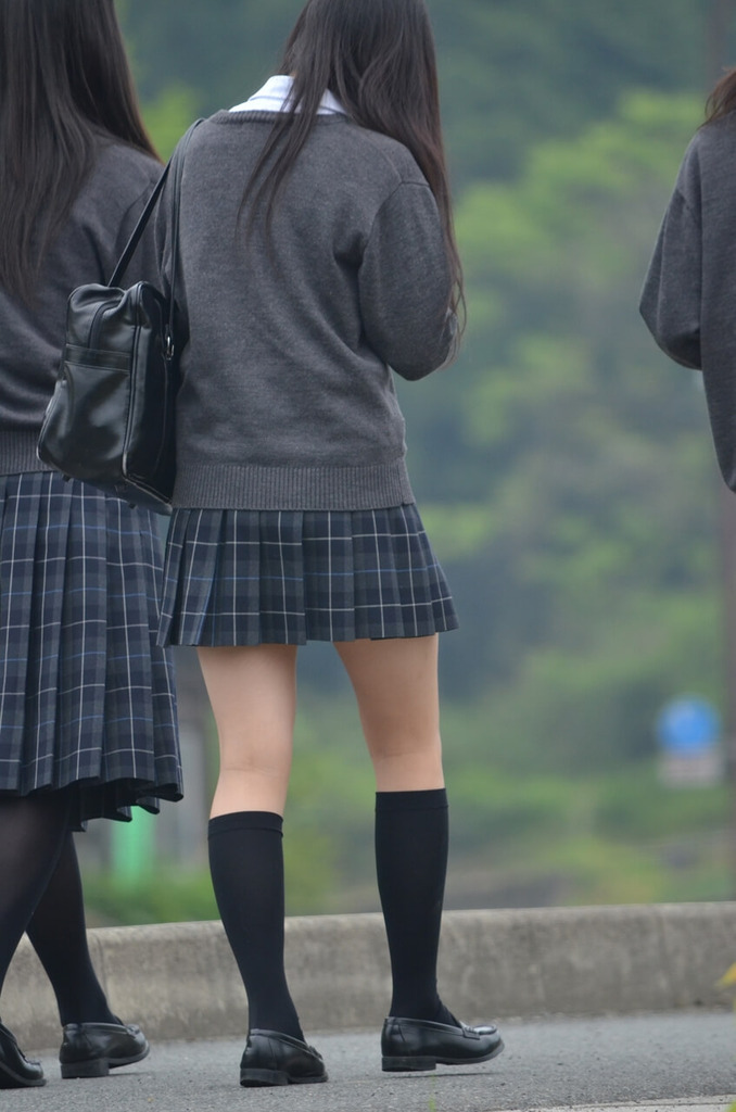 【画像】後ろ姿だけでも抜けちゃう女子高生のエロさは異常だよなwww