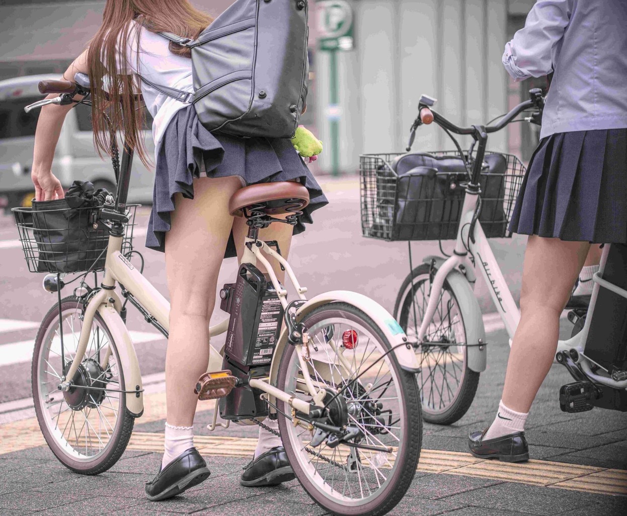 【画像】普通の自転車なのに女子高生が乗るだけで調教用おもちゃに見えてしまうwww