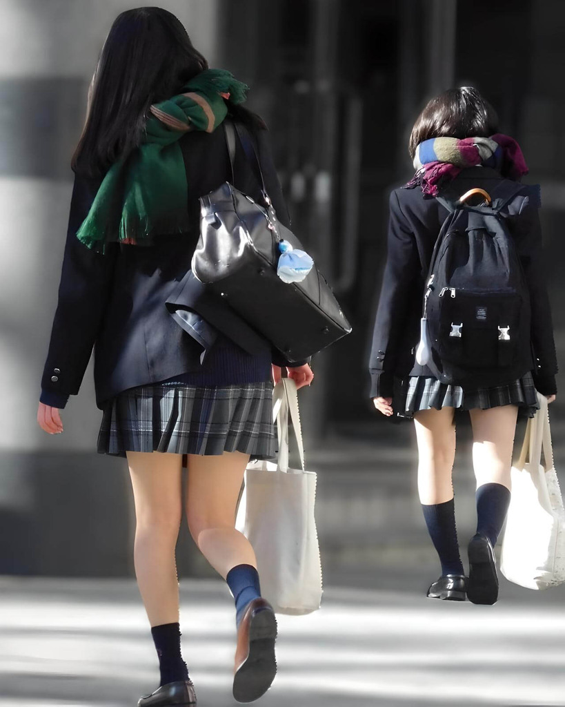 【画像】上半身は暖かいのに太ももは寒そうな女子高生を応援したくなる
