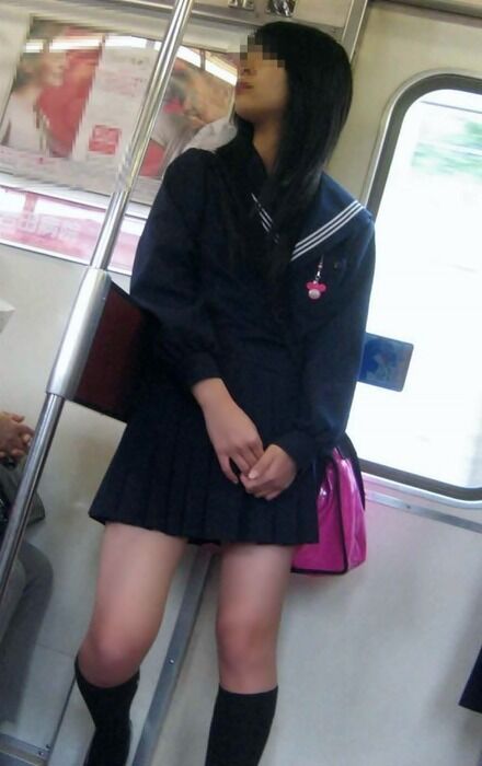 猛暑日は涼しい場所で女子高生の太もも写真を見ながらクールダウンしよう