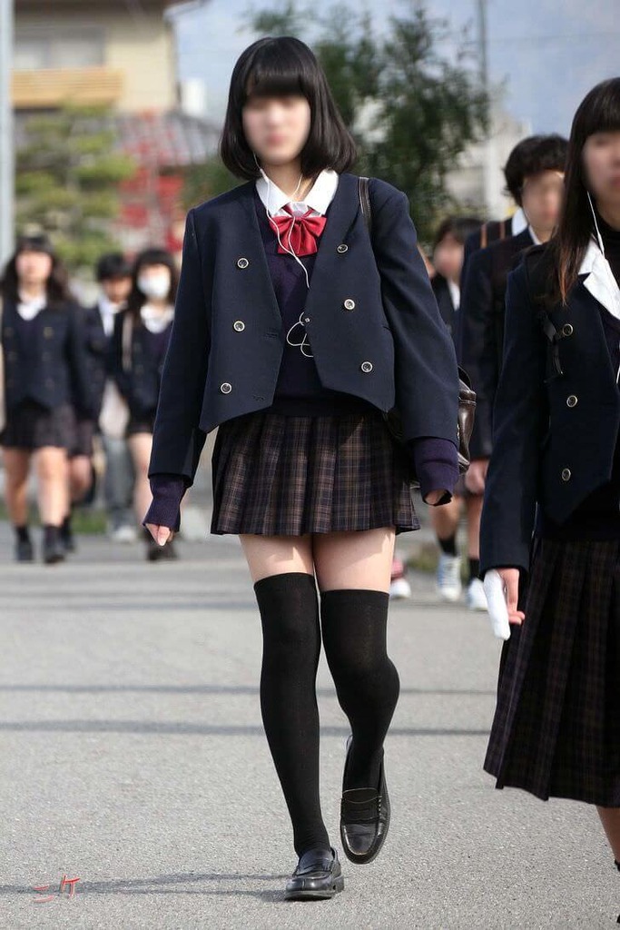【画像】貴重なニーハイ女子高生を見かけたら良いことあるよwww