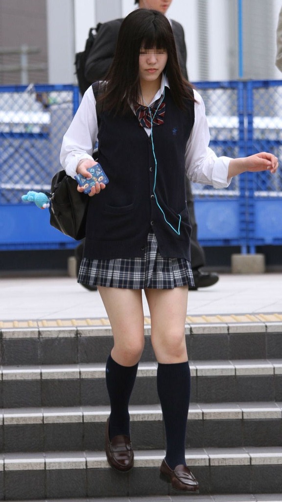 AV女優よりも現役女子高生の太ももの方がエロいと感じる奴www