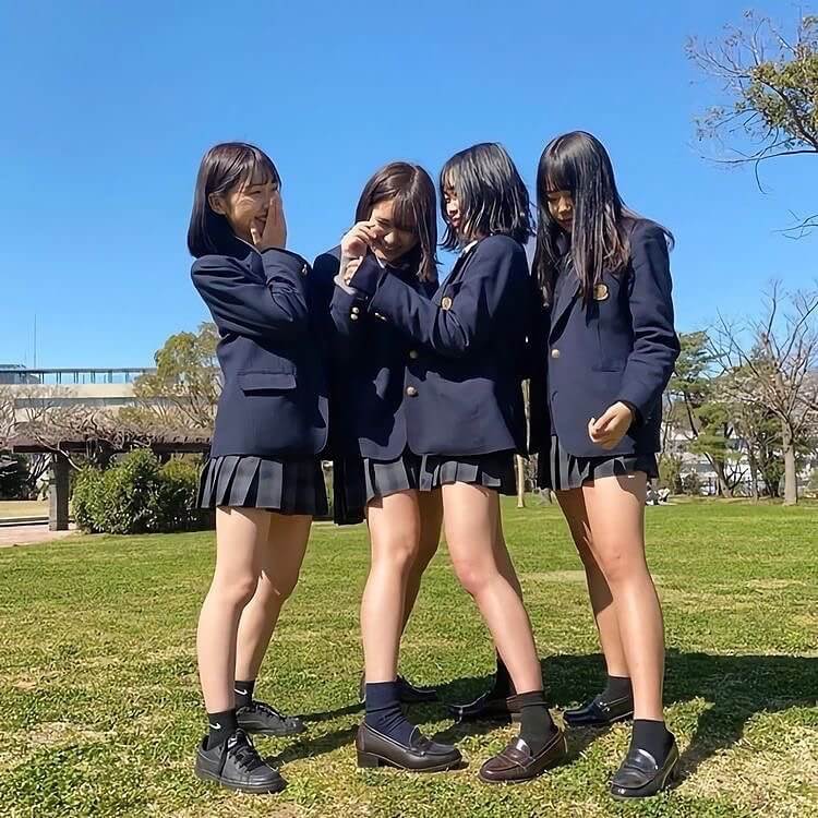 どの娘がナンバーワンか迷ってしまう女子高生集合写真