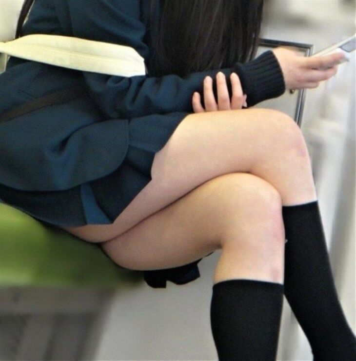 脚組みJK7