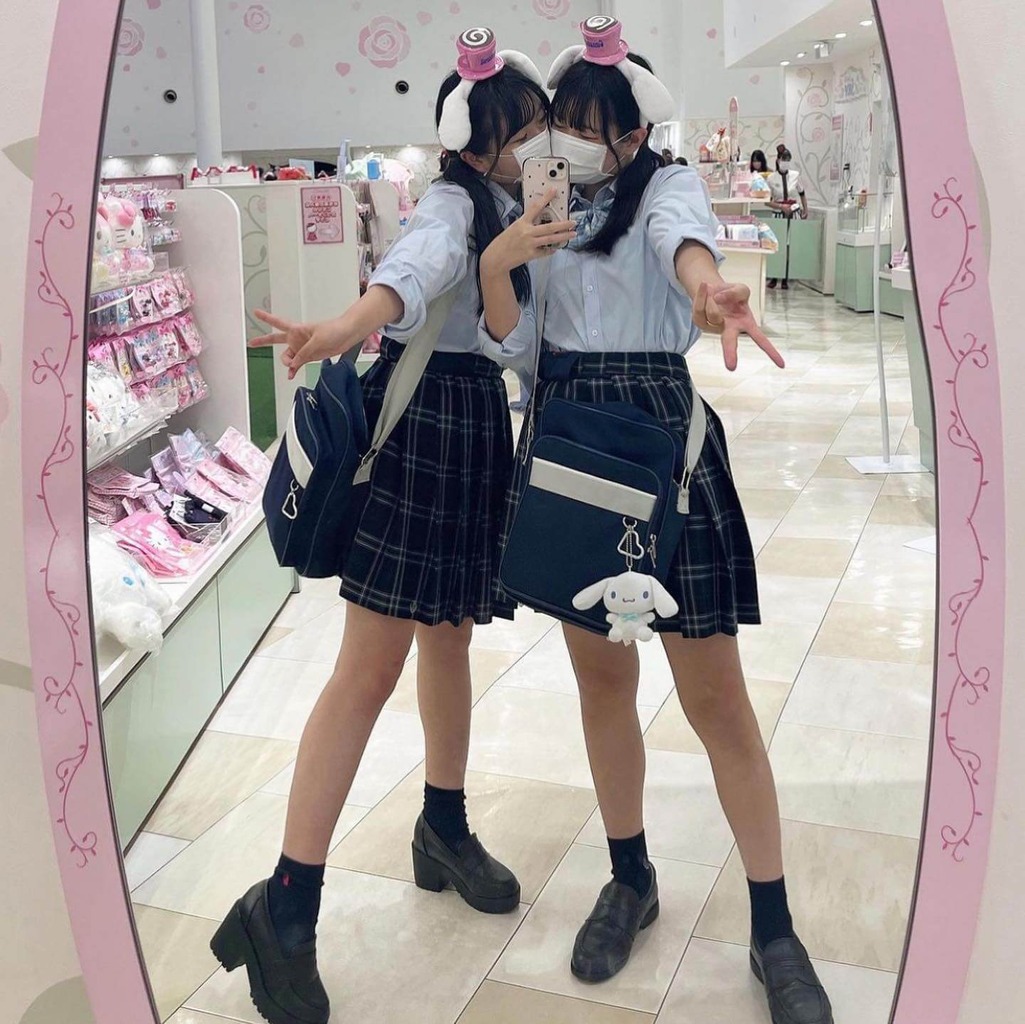 鏡に映った女子高生をお触りしてシコシコし放題にしてほしい❤️