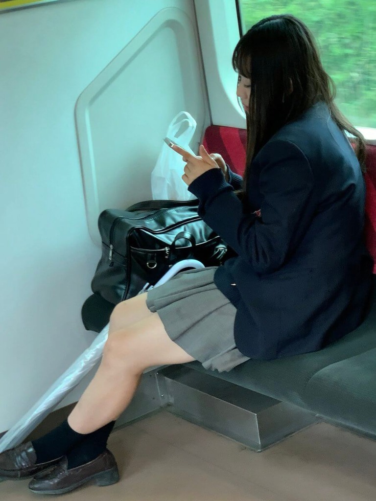 電車内で女子高生を見かけたら絶対太ももをガン見してしまうwwww