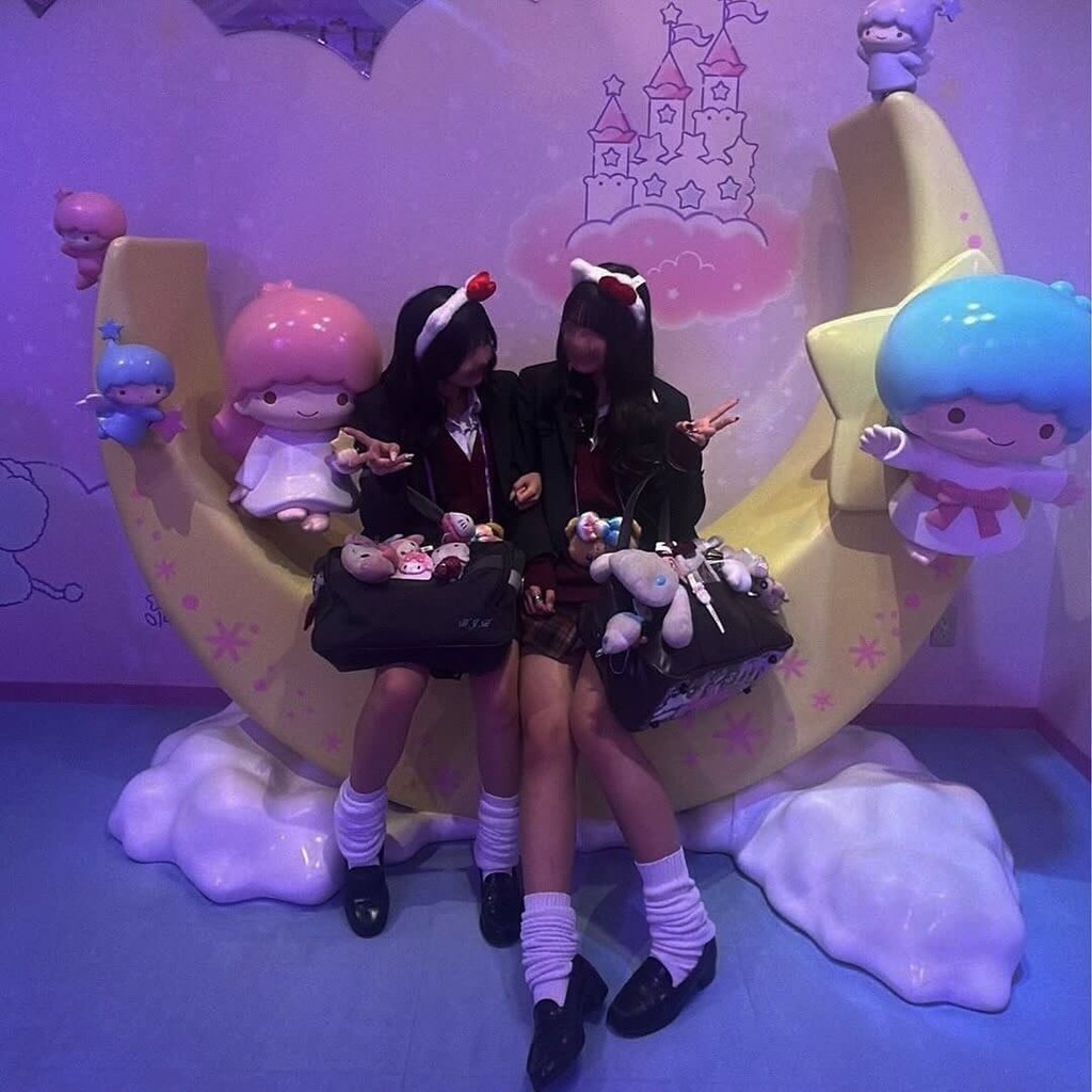 【画像】女子高生に一番似合うのはルーズソックスで決まりだろww