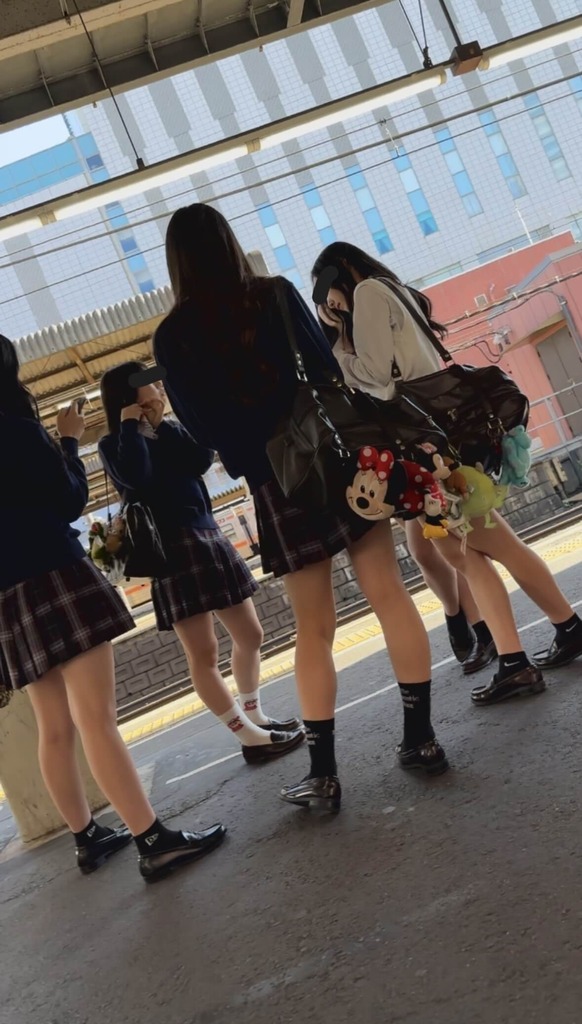 駅のホームで女子高生を見つけたら自然な流れで隣に並べるように考えるよなww
