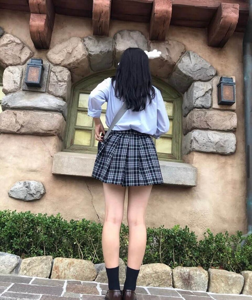 後ろ姿だけで思わずベッドインしたらどうなるかと妄想してしまう制服JK