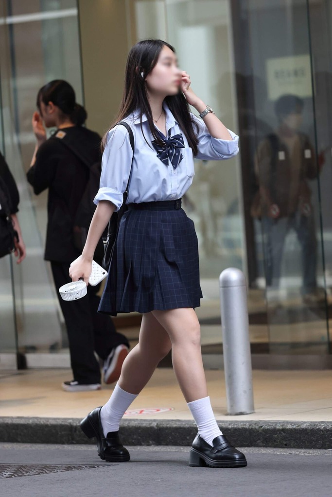 【画像】街で女子高生を見かけたらラッキーパンチラに期待しちゃうよなwww