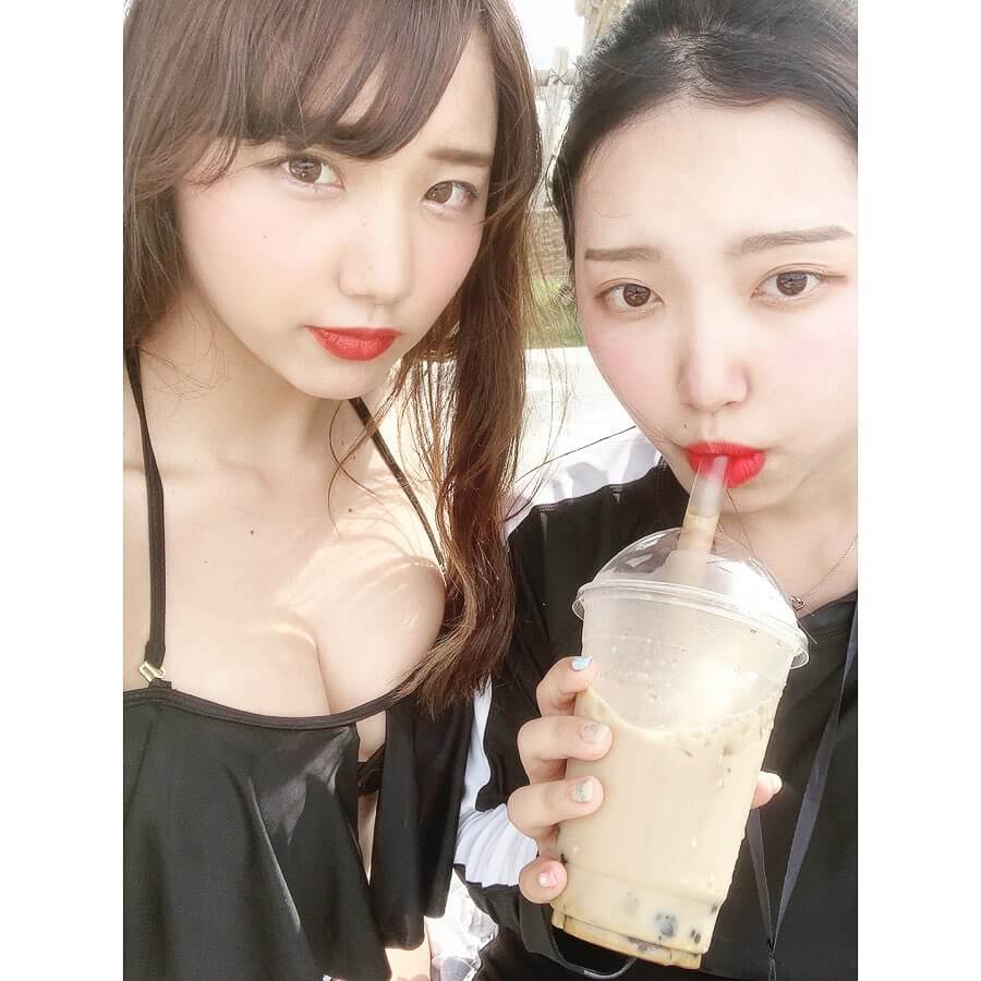 プールに行くと水着女子高生を発見して勃起チンポを隠すのが大変ww