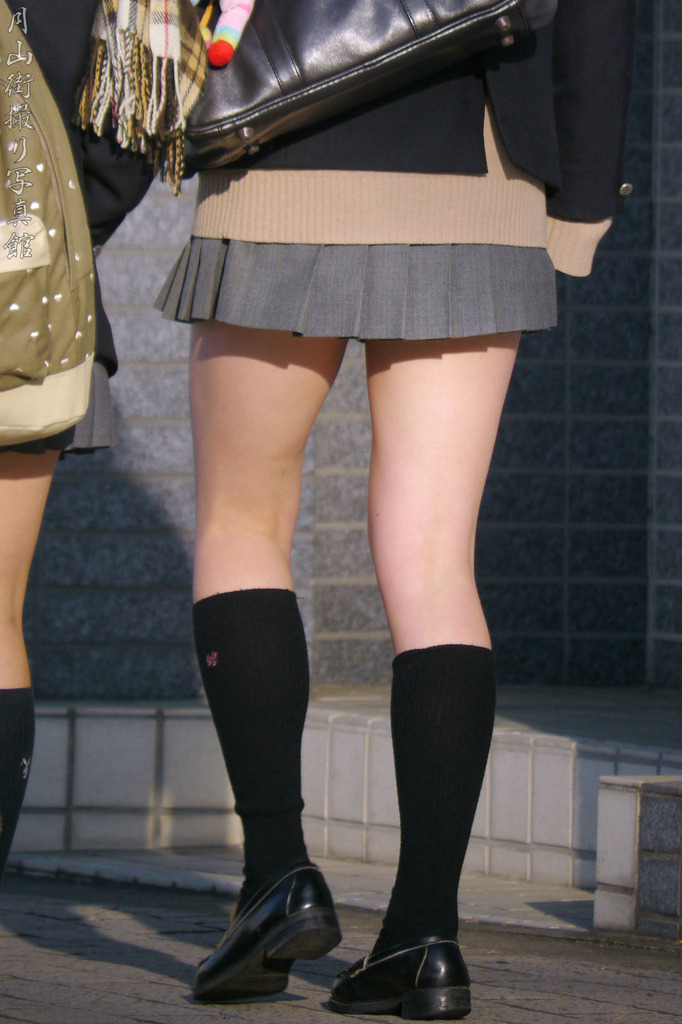 残暑で元気がない時は女子高生の太ももを見るのが一番！