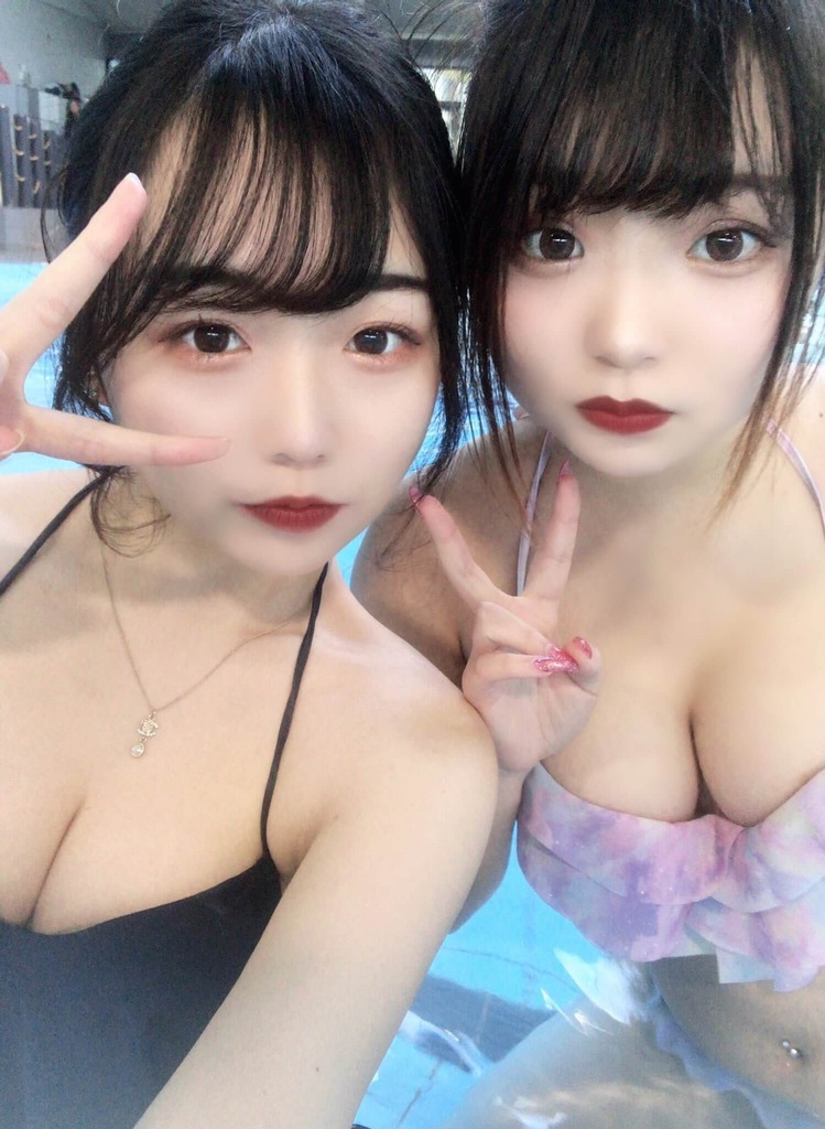 人前でヘソ出しもへっちゃらな水着女子高生