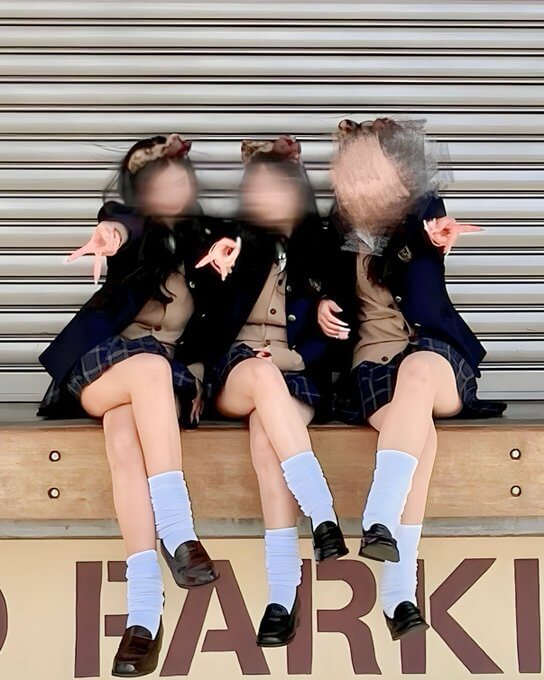 脚組みJK7