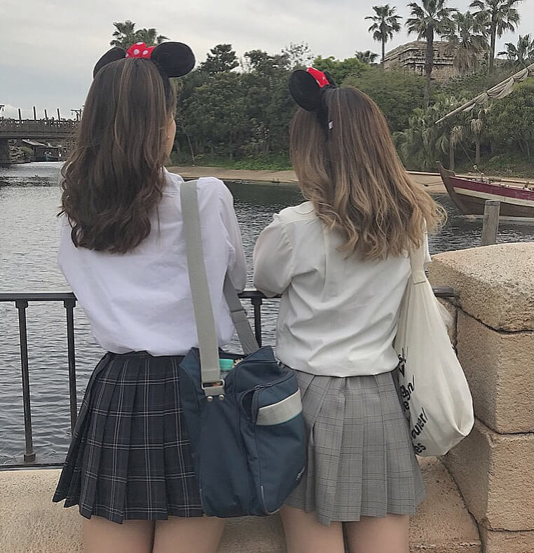 夢の国に制服で挑む女子高生たちを眺めようwww