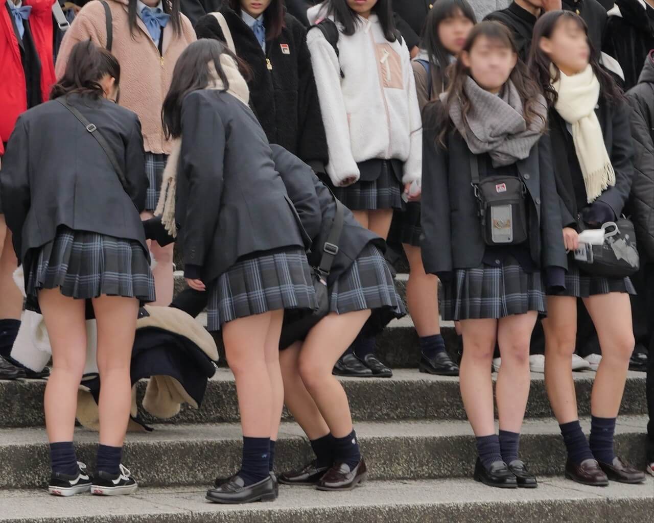 マフラーで首は隠しても太ももは隠さない真冬の女子高生www