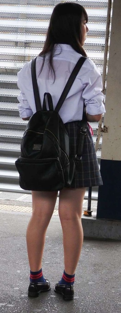 学校を卒業して制服JKが少ない寂しい時期だよな....