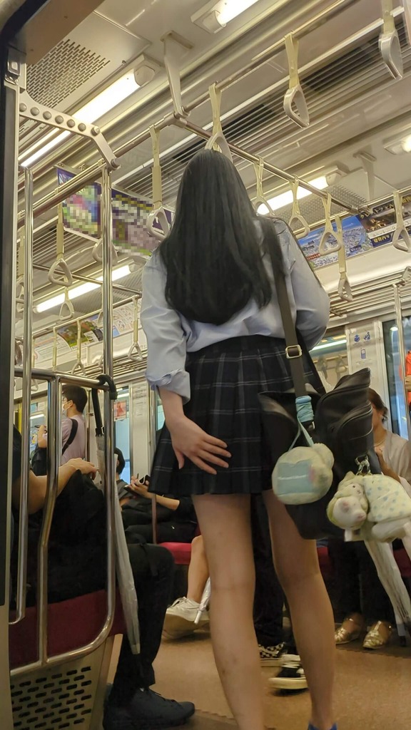 電車に乗ってる間は暇だから女子高生観察しかする事ないだろwww