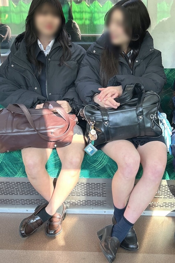 電車で目の前に無防備な女子高生がいたら生脚見るに決まってるだろ！