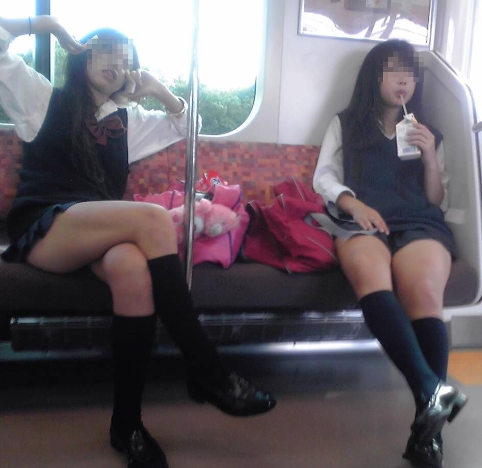 脚組み女子高生の写真ばかり集めてみました
