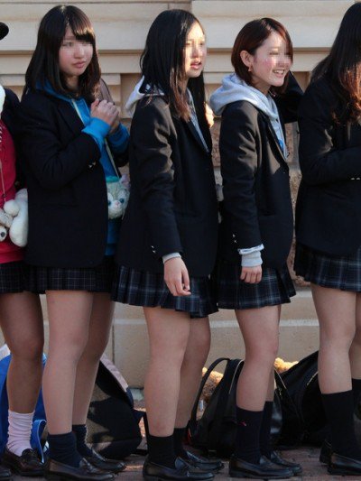 撮影に夢中の女子高生たちに近づいてスカートめくりしてもバレない？