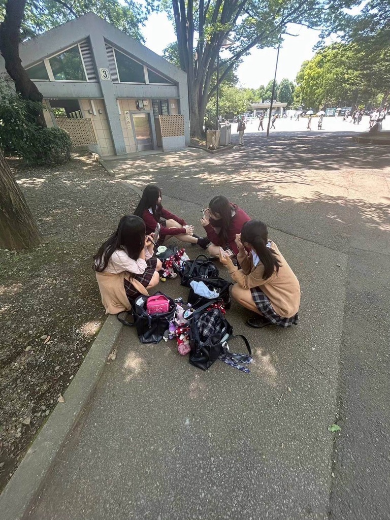 【画像】放課後は友達と一緒に遊んで青春を謳歌してる女子高生www