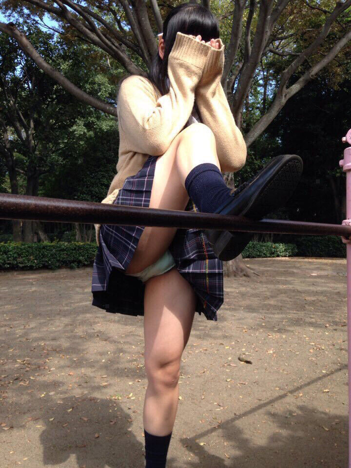 暖かくなると布の面積が小さくなる私服女子高生