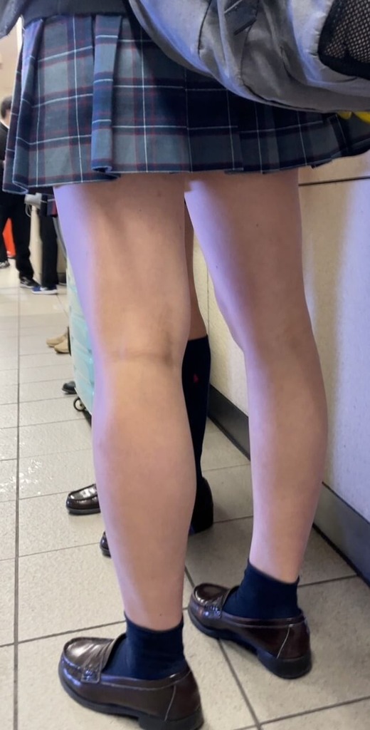 【画像】目の前にこんな女子高生の太ももが現れたら目が離せないよなwww
