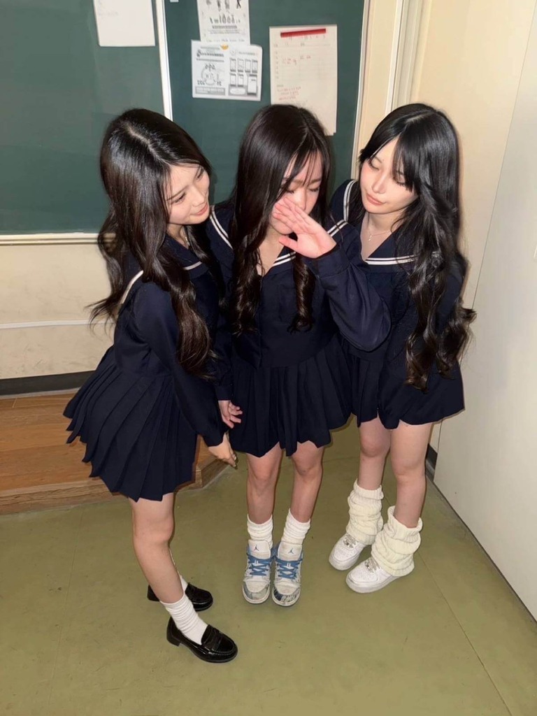 【画像】高校時代はタダで女子高生の太ももが見放題で天国だったよな.....