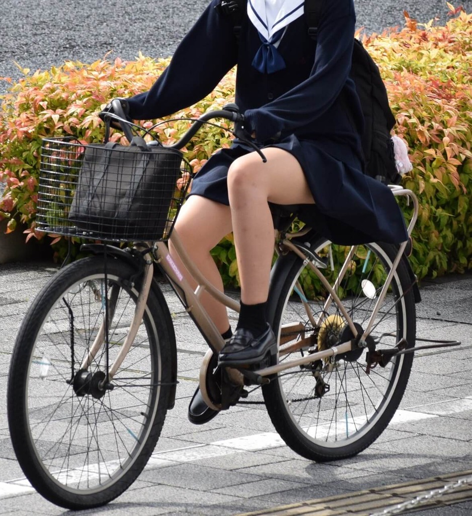 冬だけど頑張って自転車に乗り続けてムチムチJK太ももを見せてほしいなぁ