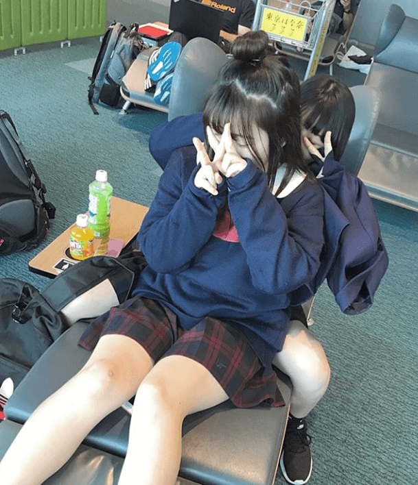 女子高生さん学校で自由すぎて見えちゃってるかも...