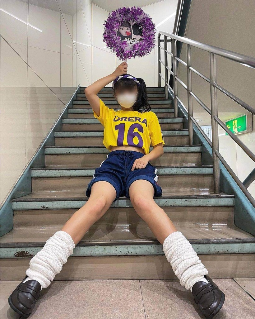 ルーズソックスを履いた女子高生はヤ○マンに見えてしまうwww